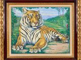 un tableau représentant un tigre couché dans l'herbe