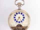 une image d'une montre de poche en gros plan sur fond blanc