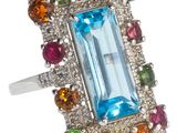une image représentant une bague sertie d'une topaze bleue entourée de pierres multicolores