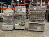 un grand nombre de boîtes empilées dans un entrepôt