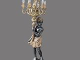statue d'une femme tenant un candélabre, avec un lustre en arrière-plan