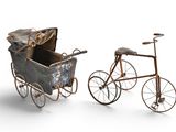 deux vélos à l'ancienne qui sont garés l'un à côté de l'autre