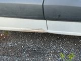 un gros plan sur la portière et le flanc d'une voiture