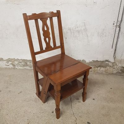 une chaise en bois posée sur le sol en béton