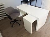 un bureau blanc avec une chaise et un ordinateur dessus