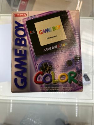 une Game Boy dans sa boîte, exposée dans un magasin