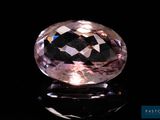 gros plan d'un diamant rose sur une surface noire