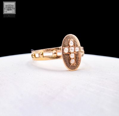 Gros plan sur une bague en or ornée de perles