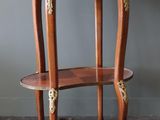 une table en bois surmontée d'une étagère