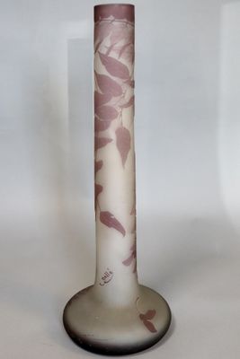 un vase en verre orné d'un motif rose et blanc