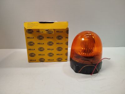 un gros plan sur une lumière orange posée sur une table, à côté d'une boîte