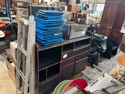 de nombreuses piles de boîtes bleues posées sur un rayonnage métallique