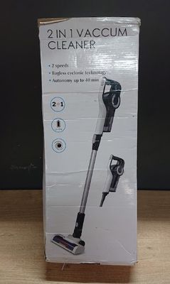 la boîte de l'aspirateur est ouverte sur la table
