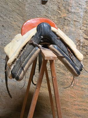 une photo représentant une paire de gants et un bonnet posés sur un trépied