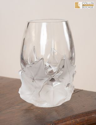 un verre qui a été brisé en morceaux sur une table