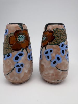 deux salières et poivrières ornées de fleurs peintes