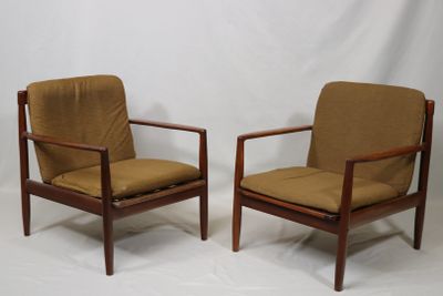 paire de fauteuils de salon danois en teck du milieu du siècle, avec des coussins couleur moutarde