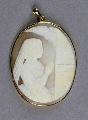 Un pendentif plaqué or représente une femme en robe de mariée