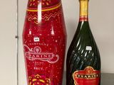 une bouteille de champagne et une poupée matriochka posées sur une étagère