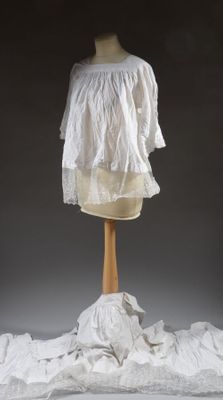 Suite de quatre surplis d'enfant de choeur en coton blanc, l…