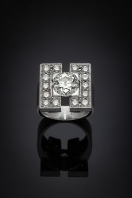 an art deco diamond and platinum ring