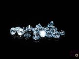 un tas de diamants bleus sur une surface noire