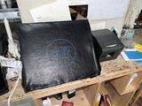 un ordinateur portable posé sur un bureau en bois