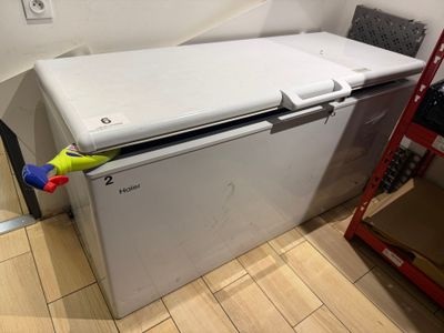 un réfrigérateur blanc posé dans le coin d'une pièce