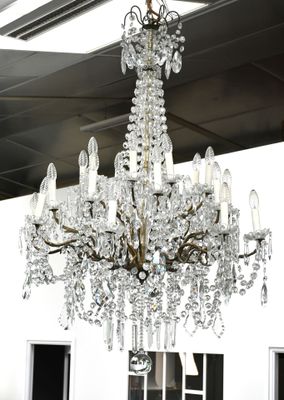 un grand lustre en cristal suspendu au plafond