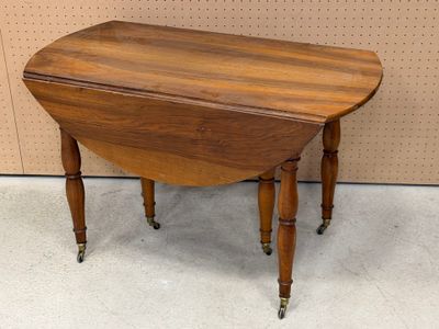 Table à volets à six pieds en noyer XIX°