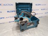 une boîte à outils bleue contenant une machine bleue