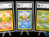 Trois cartes Pokémon différentes sont représentées en ligne sur un fond noir.