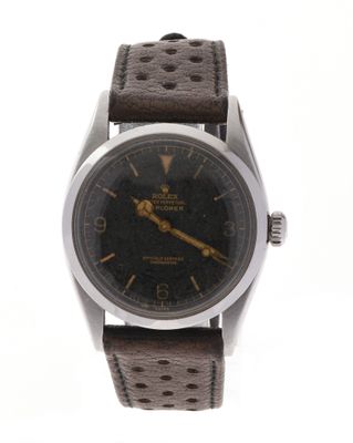 montre-bracelet avec cadran noir et bracelet en cuir marron sur fond blanc