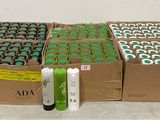 plusieurs cartons de sodas et une bouteille de soda posés sur un comptoir