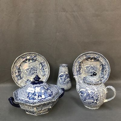 trois pièces de poterie bleue et blanche sont disposées les unes à côté des autres