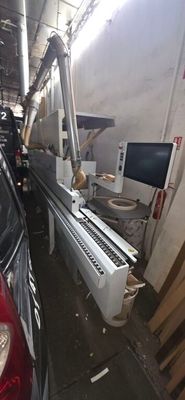 une voiture garée dans un garage, sur laquelle est posé un ordinateur