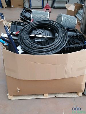 une boîte en carton avec un tas d'outils à l'intérieur