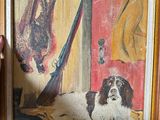 quelqu'un tient un tableau représentant un chien devant une porte