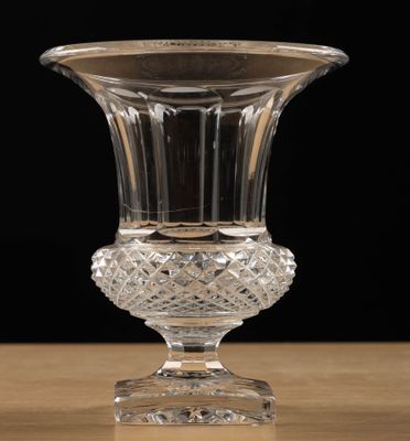 un vase en verre posé sur une table