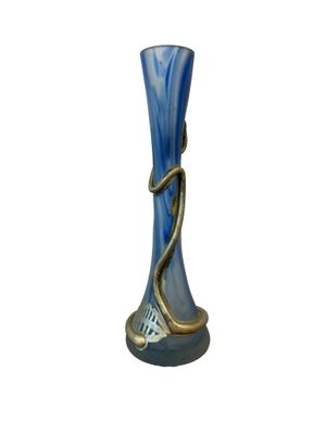 un vase bleu orné d'un serpent sur fond blanc