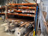 de nombreux rouleaux de tissu et de bois dans un entrepôt