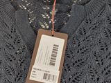 un gros plan d'un pull avec une étiquette