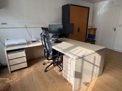 un bureau avec une chaise et un ordinateur dessus