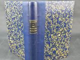 un livre bleu et or dont la couverture est ornée d'une dorure à chaud