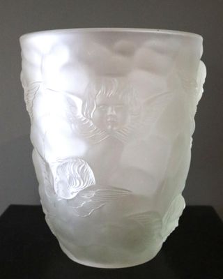 un vase en verre orné d'un chat, posé sur une table