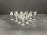 six verres à vin transparents posés les uns à côté des autres sur une table