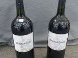 deux bouteilles de vin posées l'une à côté de l'autre sur une table
