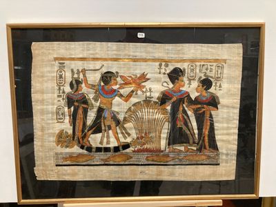 une vieille photo représentant un groupe d'Égyptiens dans un musée