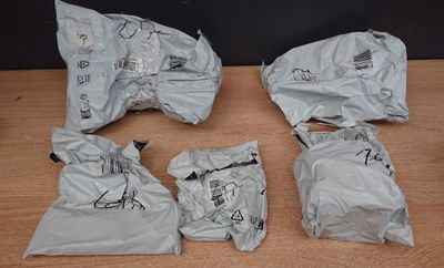 quatre sacs de provisions posés les uns à côté des autres sur une table