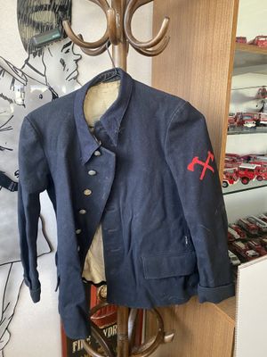 une veste bleue accrochée à un porte-manteau dans une pièce
